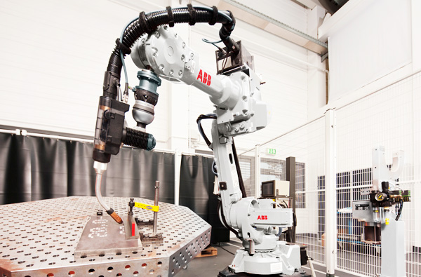 Braço robótico em uma célula de automação industrial